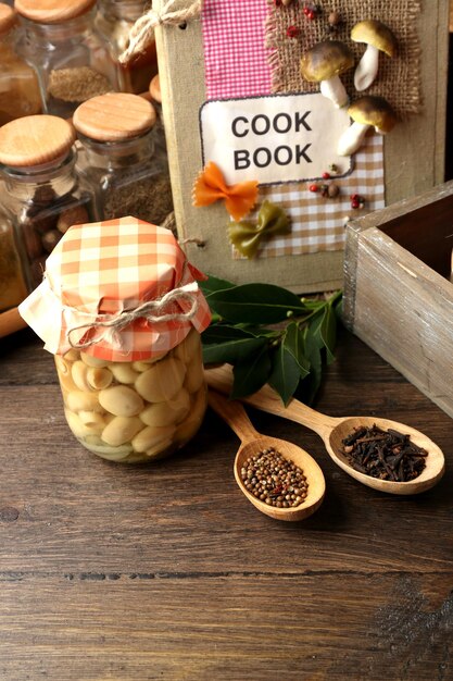 Książka kucharska i przyprawy